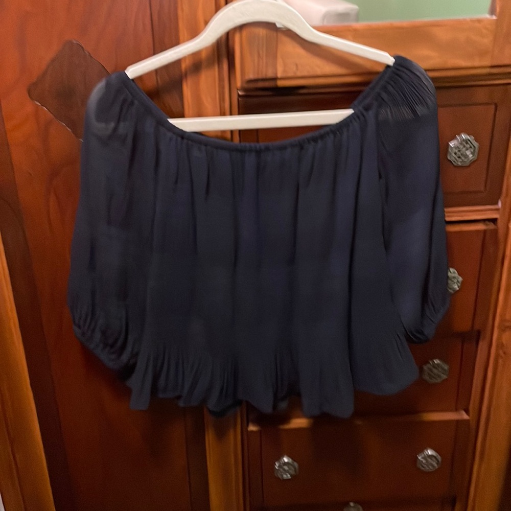 A short navy blue shirt